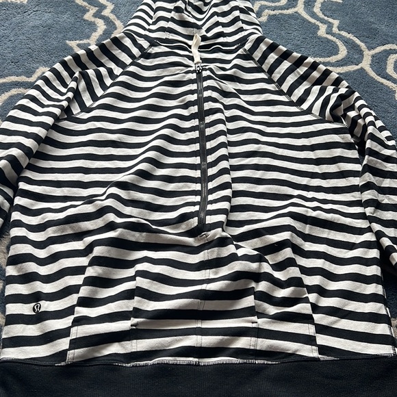 Lulu Lemon sweatshirt - Picture 7 of 9